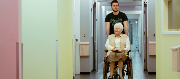 Oude vrouw in rolstoel